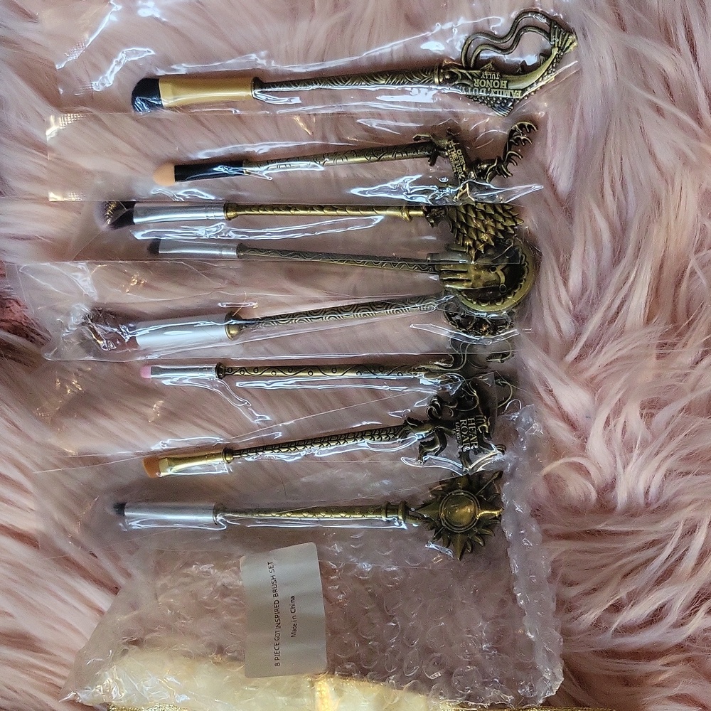 New Listing!!  Brand New UNBRANDED GAME OF THRONES METAL MAKE-UP BRUSH SET-8 CT.
